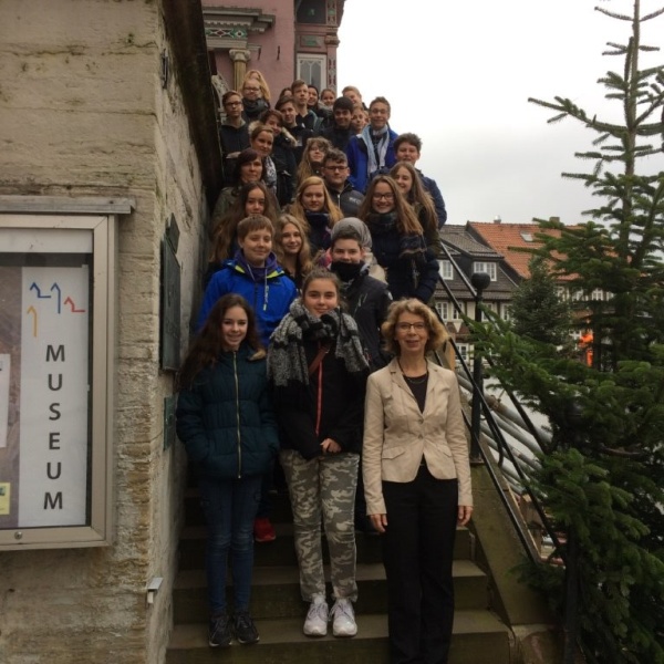 Bürgermeisterin Schwarz zusammen mit der Klasse 8c auf der Rathaustreppe.