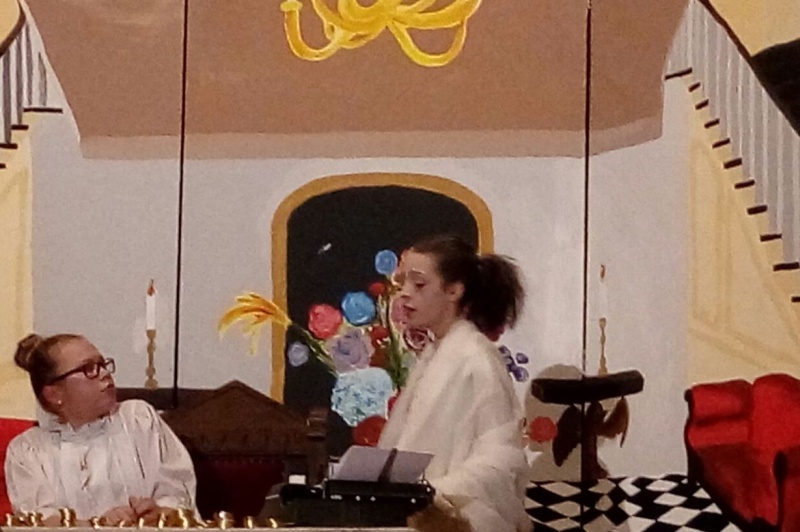 Mrs. Scrooge (Hannah Götz) und den Geist (Lotta Sander)