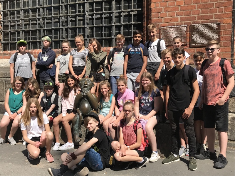 Die Klasse 7b vor der Marienkirche in Lübeck.