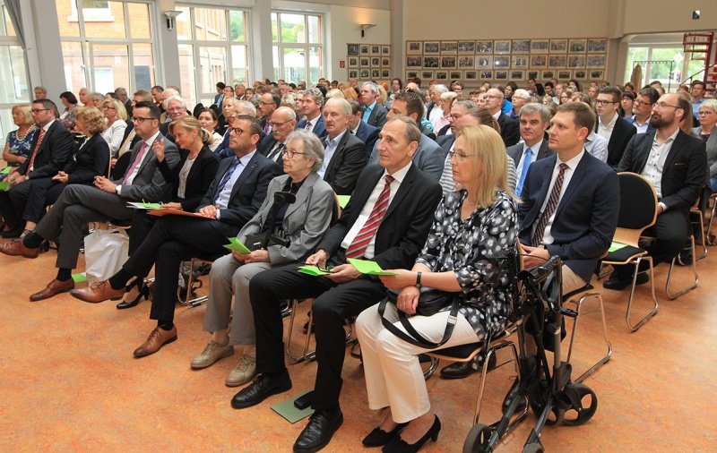 Die Verabschiedung von Drektor Hans-Joachim Baade – vorn rechts mit seiner zeitgleich in Ruhestand wechselnden Frau – fand in großem Rahmen im Forum des Roswitha-Gymnasiums statt.