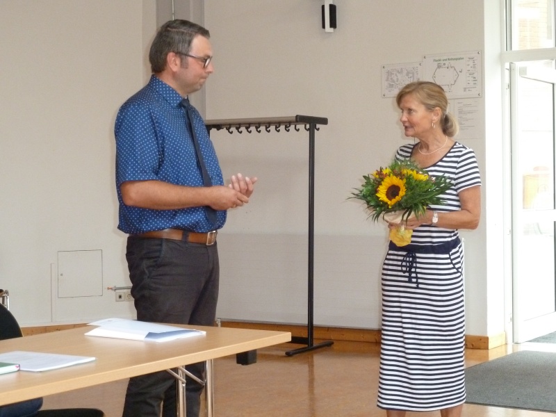 Dezernentin Anke Steckhan begrüßt Kilian Müller als neuen Direktor.